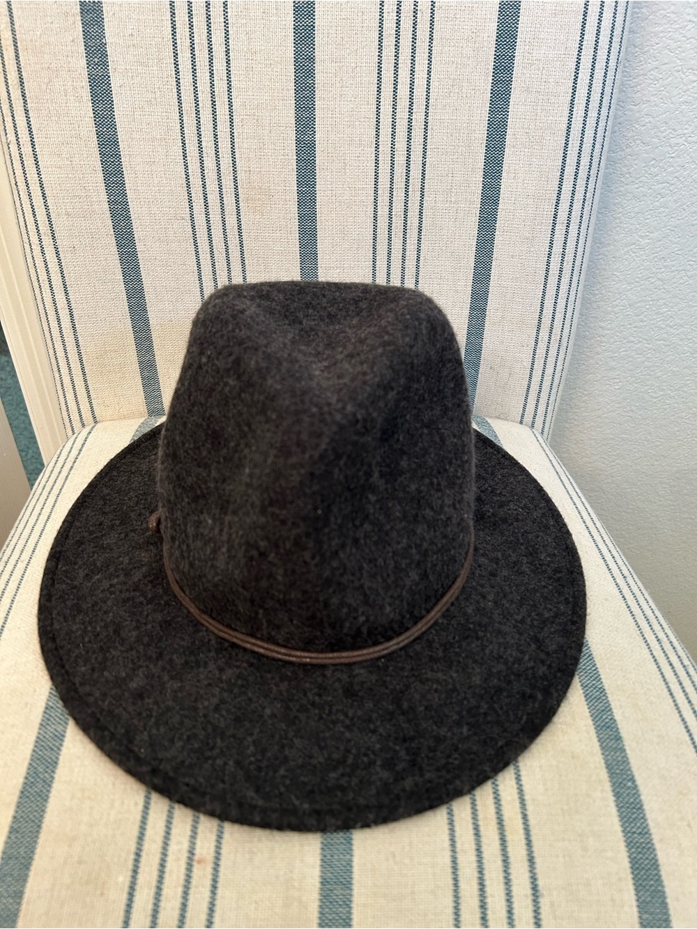 NWT Women’s Dark Gray Felt Fedora Hat with Thin Brown Band